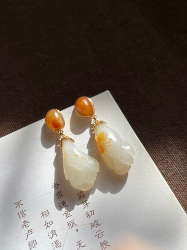 天然與田玉籽料玉蘭花耳墜 | 18K金鑲嵌 | 高雅白玉耳飾 | 氣質東方珠寶
