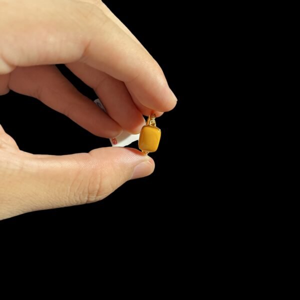 【山玥瑾】珠寶文玩簡約設計款雞油黃蜜蠟方形蛋面戒指 - 图片 4